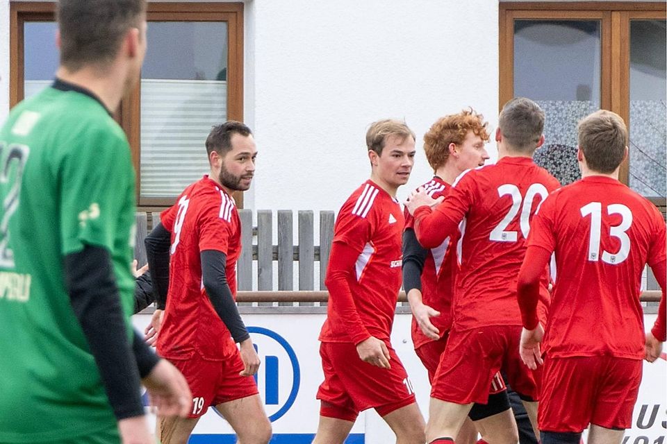 Schulterklopfen für den Torschützen: Anian Trettenhann wurde nach dem 1:0 von seinem Team gefeiert.