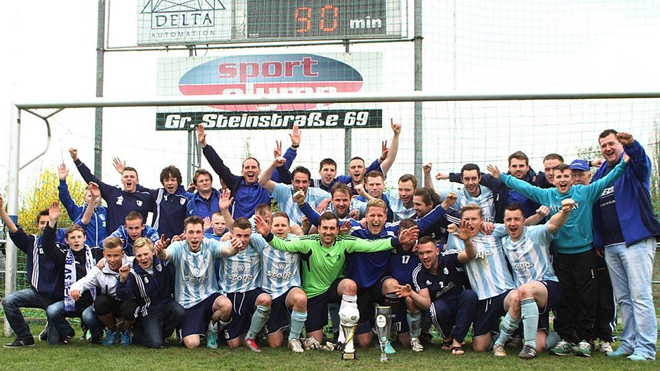 Blau-Weiß Dölau ist nach dem 1:0-Erfolg gegen die ESG der neue Stadtpokalsieger. Fotos: Rinke