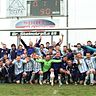 Blau-Weiß Dölau ist nach dem 1:0-Erfolg gegen die ESG der neue Stadtpokalsieger. Fotos: Rinke