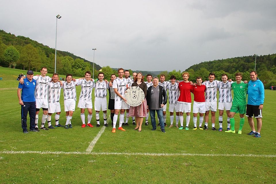 Die Meistertruppe des FC Pielenhofen-Adlersberg: Landrätin Tanja Schweiger und Kreis-Spielleiter Michael Koriath gratulierten dem Team am letzten Spieltag zur Meisterschaft.