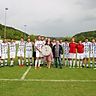 Die Meistertruppe des FC Pielenhofen-Adlersberg: Landrätin Tanja Schweiger und Kreis-Spielleiter Michael Koriath gratulierten dem Team am letzten Spieltag zur Meisterschaft.