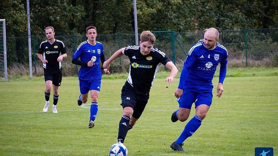 Der TuS Waldböckelheim (rechts Simon Wagner) hatte bei Top-Team SG Meisenheim II (am Ball Louis-Nicola Bindig) das Nachsehen. 