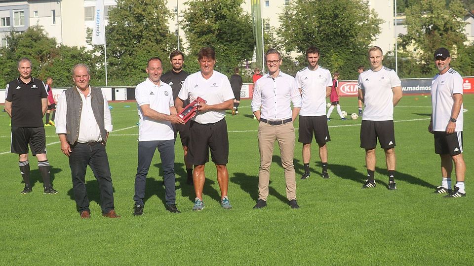 Auf dem Bild von links Gerhard Brandlmeier, SVL-Boss Manfred Maier, der neue LZ-Leiter Willi Loebenbrück, Sebastian Paul, DFB-Stützpunktkoordinator Peter Wimmer, SVL-Sportvorstand Benedikt Neumeier, Luca Löffler, Sebastian Lackermeier und Helmut Brandl.