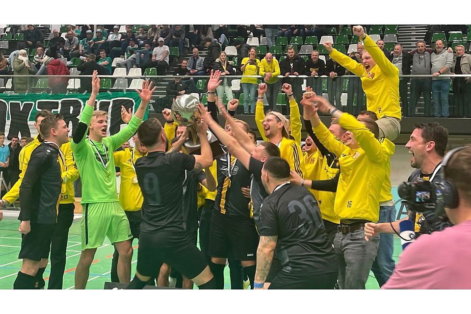 SV Hellern jubelt bei der Pokalübergabe.