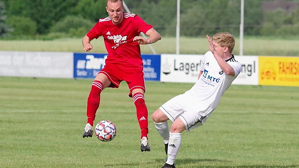 Kreisligist TSV Wörth (links) qualifizierte sich als erstes für die nächste Pokalrunde. In Moosham war dafür ein Elfmeterschießen vonnöten. 
