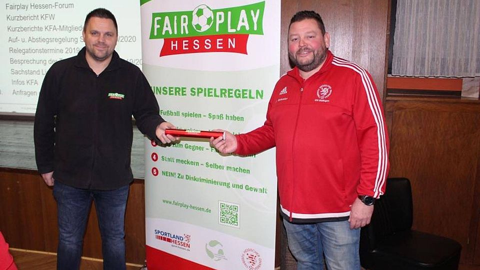 Thorsten Schenk (links) von Fairplay Hessen und Büdingens Kreisfußballwart Jörg Hinterseher werben in Bleichenbach für ein gewaltfreies und sportliches Miteinander auf den Fußballplätzen.	Foto: fs