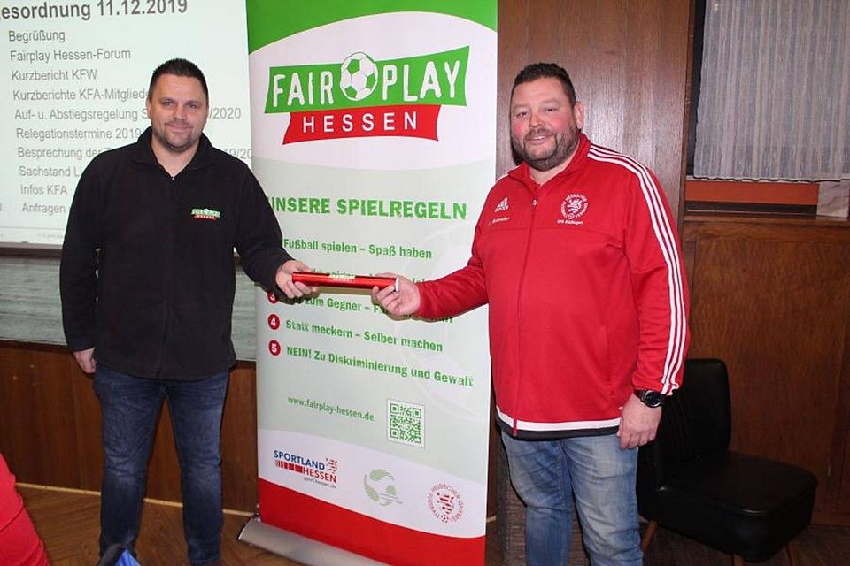 Thorsten Schenk (links) von Fairplay Hessen und Büdingens Kreisfußballwart Jörg Hinterseher werben in Bleichenbach für ein gewaltfreies und sportliches Miteinander auf den Fußballplätzen.	Foto: fs