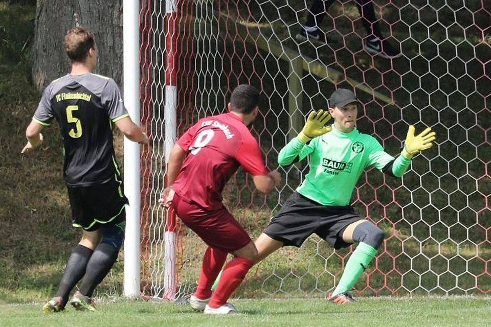 Auch wenn Finkenbachtal einmal in Rückstand gerät (rechts Torhüter Kevin Jung, links Lukas Reinhard), ist mit der Mannschaft unter dem neuen Coach Luca Beisel noch zu rechnen.	 Foto: Herbert Krämer