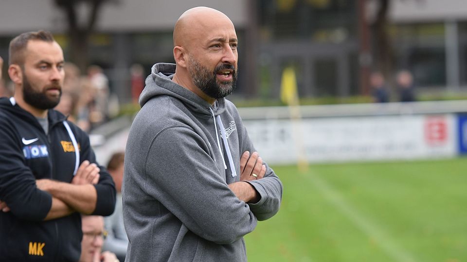 Bleibt dem Fußball-Westfalenligisten FC Kaunitz als Chefcoach erhalten: Levent Cayiroglu (v.).