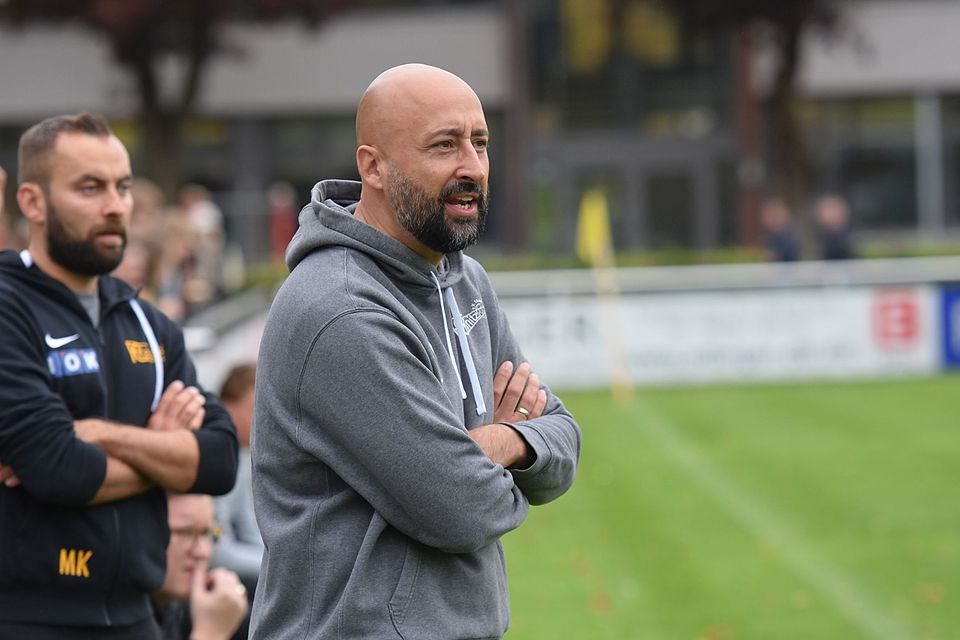 Bleibt dem Fußball-Westfalenligisten FC Kaunitz als Chefcoach erhalten: Levent Cayiroglu (v.).