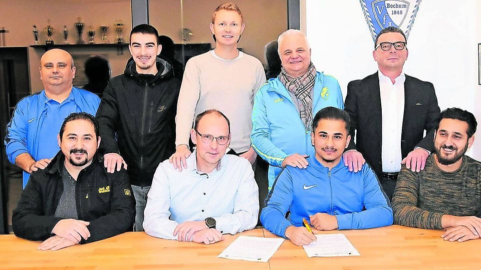 Der Vertrag ist unterschrieben: Muzaffer Aydinlik (sitzend, Zweiter von rechts) ist der Leiter der neuen Jugendabteilung beim SC Kellersberg. Er und Stephan Rinkens (Geschäftsführer, links daneben) besiegelten die Zusammenarbeit, über die sich auch Vizevorsitzender Torsten Odenbreit (stehend, rechts) freut.