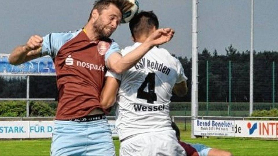 Fiete Sykora (li.), hier im Kopfballduell mit Michael Wessel, traf zwar zum 1:3, trat ansonsten aber kaum in Erscheinung.Wiechert