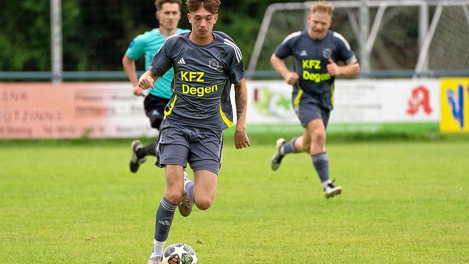 Geiselbullachs Alessandro Einertshofer (am Ball).