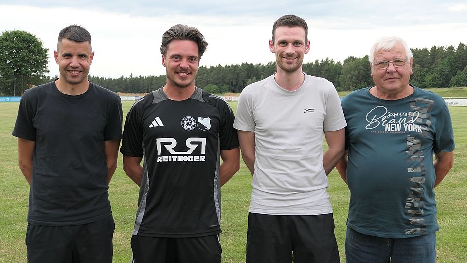 Von links: Andreas Wagner (Abteilungsleiter FC Wernberg), der neue Spielertrainer Sebastian Urban, Florian Schmid (Vorstand DJK Weihern-Stein) und Bernhard Rothmeier (Abteilungsleiter DJK Weihern-Stein).