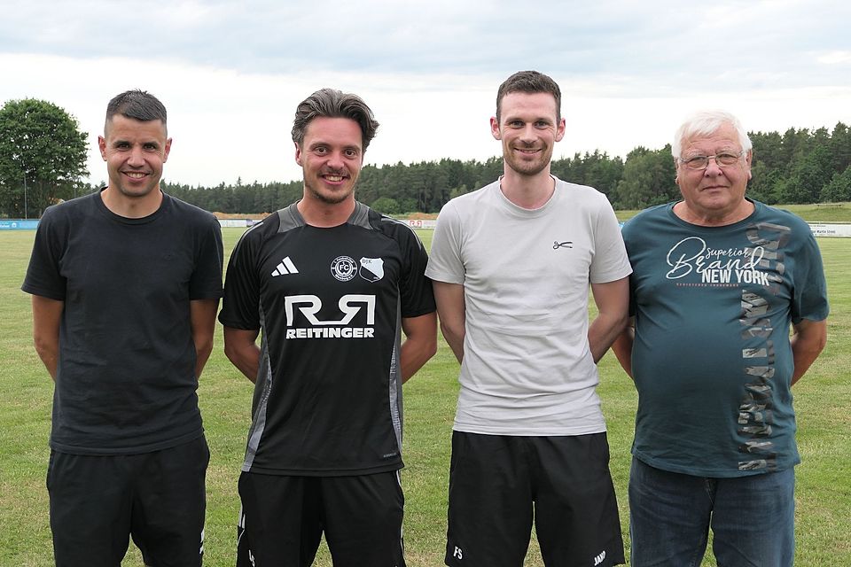 Von links: Andreas Wagner (Abteilungsleiter FC Wernberg), der neue Spielertrainer Sebastian Urban, Florian Schmid (Vorstand DJK Weihern-Stein) und Bernhard Rothmeier (Abteilungsleiter DJK Weihern-Stein). Von links: Andreas Wagner (Abteilungsleiter FC Wernberg), der neue Spielertrainer Sebastian Urban, Florian Schmid (Vorstand DJK Weihern-Stein) und Bernhard Rothmeier (Abteilungsleiter DJK Weihern-Stein).