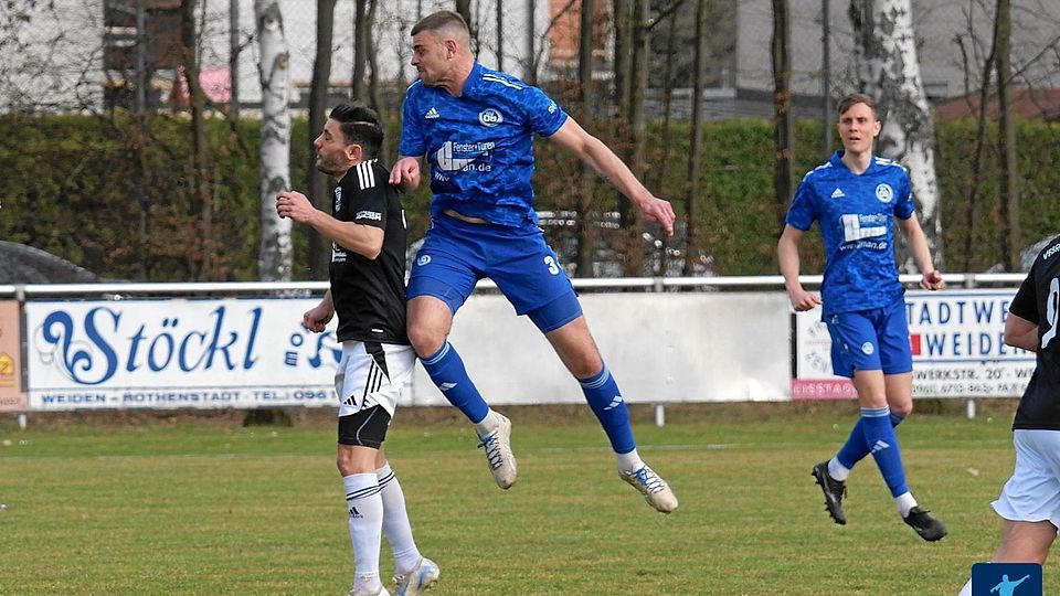 Nach dem Remis in Grafenwöhr geht der VfB Rothenstadt (in Schwarz-Weiss) mit gesteigertem Selbstbewußtsein ins Match mit Ligaprimus SV 08 Auerbach (in Blau).