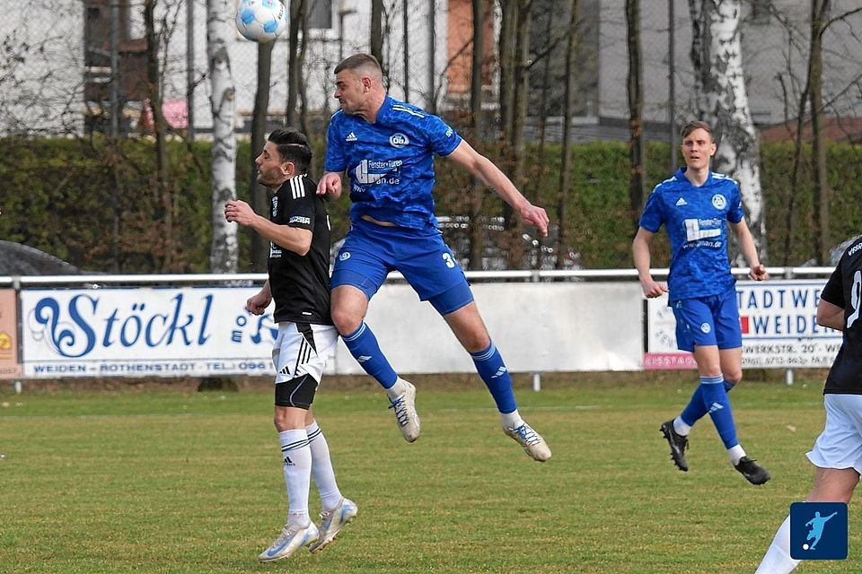 Nach dem Remis in Grafenwöhr geht der VfB Rothenstadt (in Schwarz-Weiss) mit gesteigertem Selbstbewußtsein ins Match mit Ligaprimus SV 08 Auerbach (in Blau).