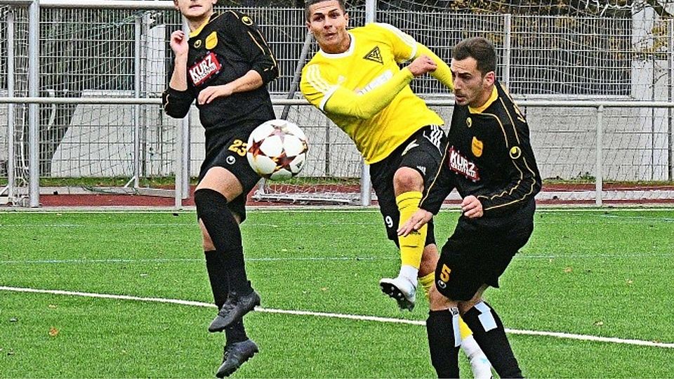 Meksud Colic machte gegen den Spitzenreiter 1. FC Heiningen eine starke Partie – nur mit dem Toreschießen wollte es partout nicht klappen.  Foto:Günter Bergmann