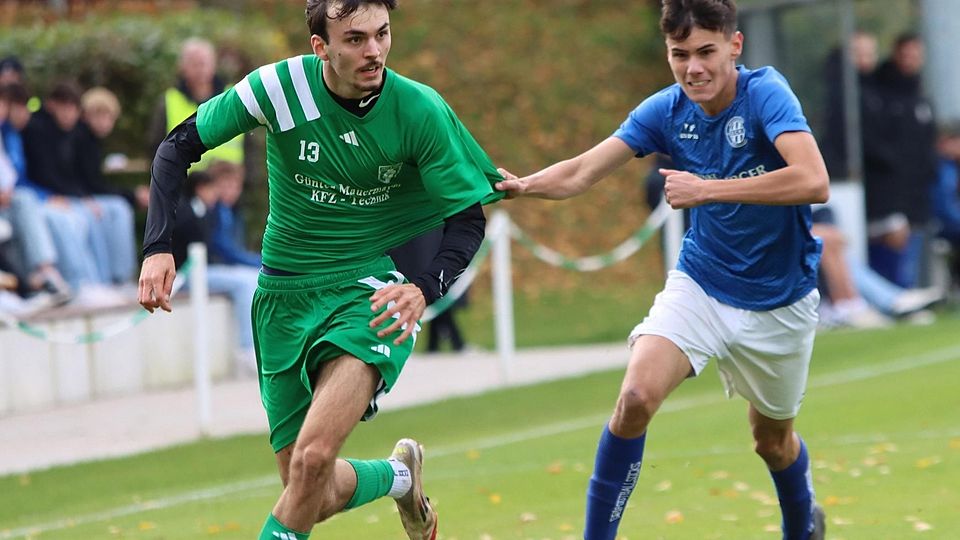 Da hilft auch kein Trikotziehen: Robin Dölz (l.), SVA-Torschütze zum 4:0, entwischt dem Kirchdorfer Luca Graziano.