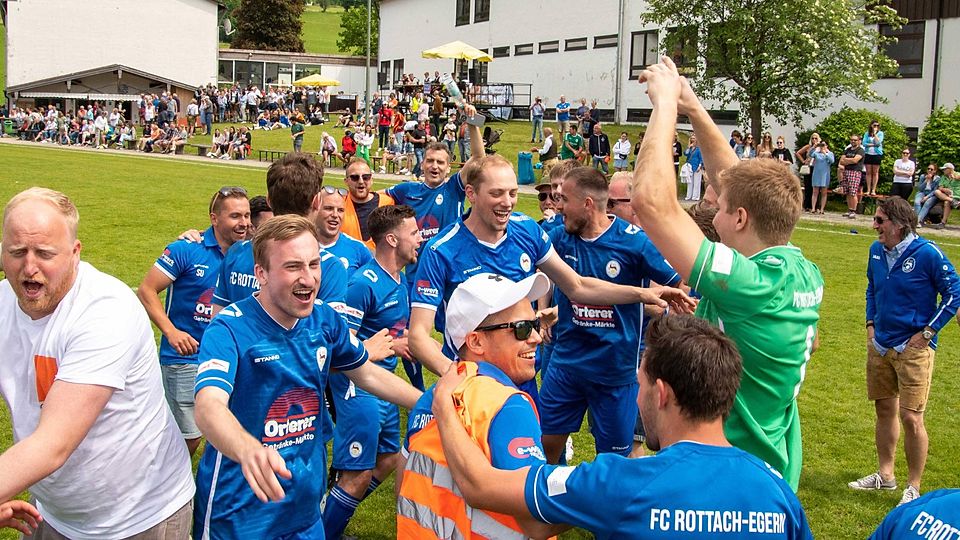 Feierstimmung bei den Rottachern: Der FC spielt auch nächste Saison kreisklassig.
