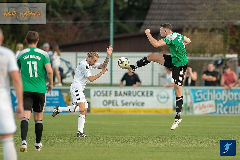 Mit einem Heimsieg gegen den TSV Reuth (in Grün-Schwarz) möchte Ligaprimus SpVgg Schirmitz (in Weiß) seinen Drei-Punkte-Vorsprung gegenüber den Verfolgern verteidigen.