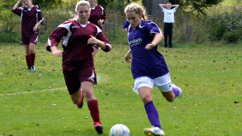 Der SV Battenhausen, um Kapitänin Sabrina Damm (rechts), will dem TuS Großenenglis ein Beinchen stellen um weiterhin im Aufstiegsrennen ein Wörtchen mitzureden. Hier eine Szene aus dem A-Ligahinspiel