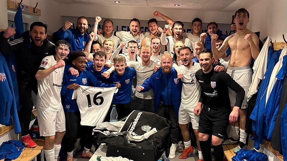 Kabinenparty: Der SV Schmallenberg/Fredeburg bejubelt den Sieg über Tabellenführer Germania Salchendorf.
