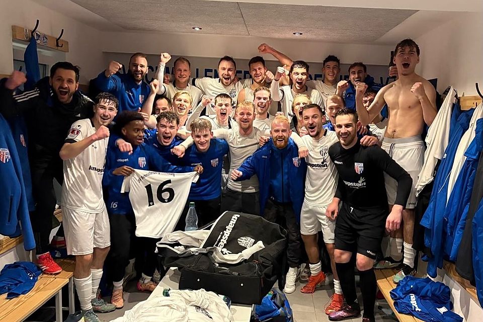 Kabinenparty: Der SV Schmallenberg/Fredeburg bejubelt den Sieg über Tabellenführer Germania Salchendorf.