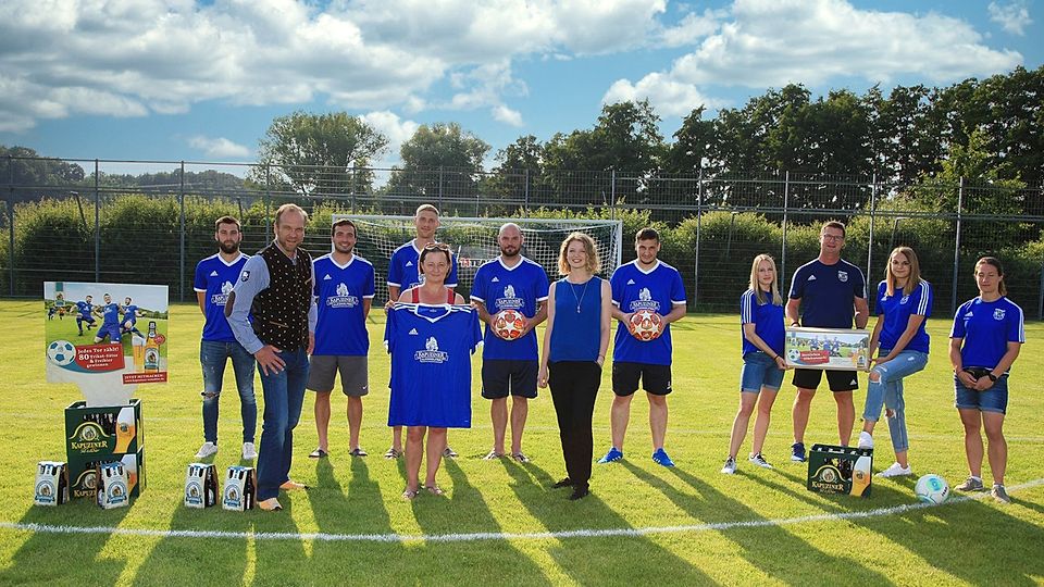 Freude bei der Spielvereinigung Stegaurach. Vorstandsvorsitzende Claudia Steblein nahm einen Satz Trikots entgegen, den der Verein bei der Kapuziner Weißbier-Initiative der Kulmbacher Brauerei errungen hatte. Unser Bild zeigt (von links) Fußball-Abteilungsleiter Christian Rupp, Claudia Steblein und Gebietsverkaufsleiter Georg Hiernickel von der Kulmbacher Brauerei. 