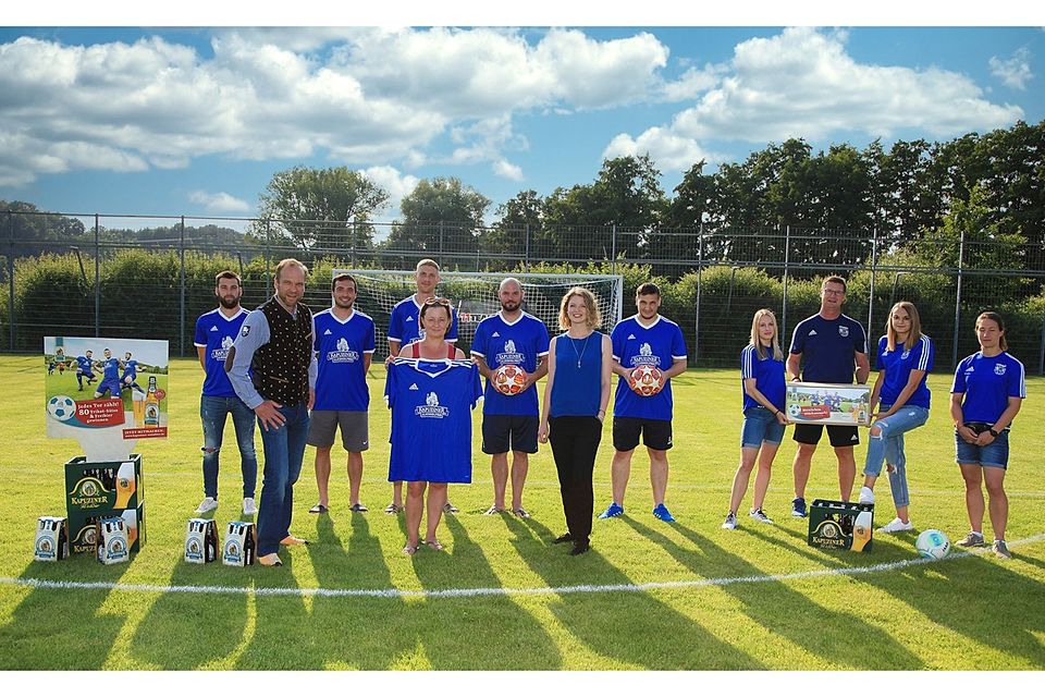 Freude bei der Spielvereinigung Stegaurach. Vorstandsvorsitzende Claudia Steblein nahm einen Satz Trikots entgegen, den der Verein bei der Kapuziner Weißbier-Initiative der Kulmbacher Brauerei errungen hatte. Unser Bild zeigt (von links) Fußball-Abteilungsleiter Christian Rupp, Claudia Steblein und Gebietsverkaufsleiter Georg Hiernickel von der Kulmbacher Brauerei. 