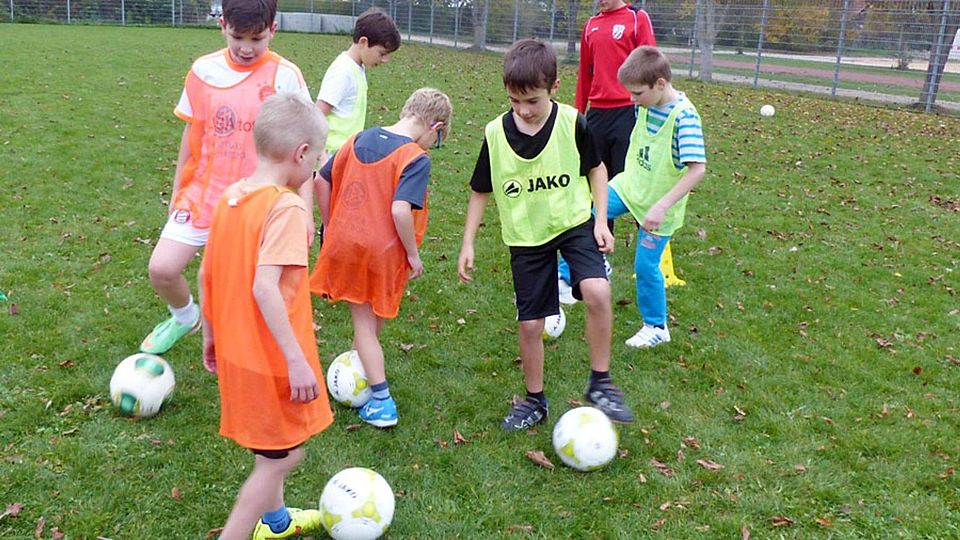 Jonas Nagl (hinten) leistet ein Freiwilliges Soziales Jahr beim TSV Rain ab. Dabei hilft er beim Sportunterricht ? der 17-Jährige ist begeisterter Fußballer ? und auch bei der Mittagsbetreuung mit.