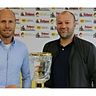 Rielasingens Sportvorstand Oliver Hennemann (links) und Villingens Coach Jago Maric mit dem Objekt der Begierde. | Foto: Lukas Karrer