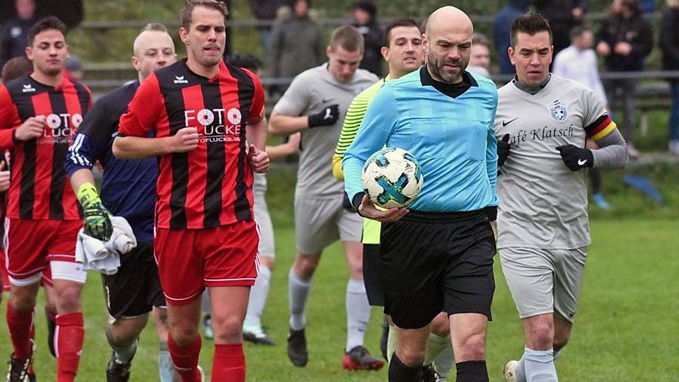 Einlaufen zur Restsaison: Gleich zwei Mal heißt das Duell am Sonntag in Pfaffenwiesbach SG Wehrheim/Pfaffenwiesbach gegen SG Eschbach/Wernborn. Zunächst stehen sich um 13 Uhr in der A-Liga die Reserven gegenüber, dann um 15 Uhr die Kreisoberliga-Teams.	Foto: jf