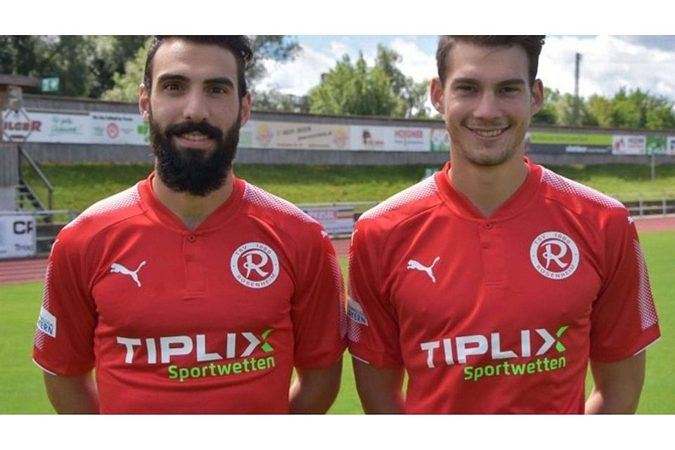 Fatih Eminoglu (li.) und Maxi Höhensteiger posieren im neuen Trikot des TSV 1860 Rosenheim. F.:1860 Rosenheim
