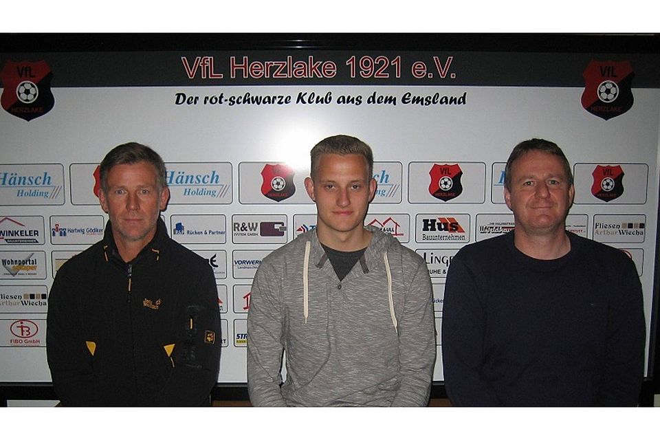 Begrüßen den neuen Mann Benedikt Lohe (Mitte): Trainer Torsten Bünger (links) und Sportkoordinator Frank Hüring. - Foto: VfL Herzlake.