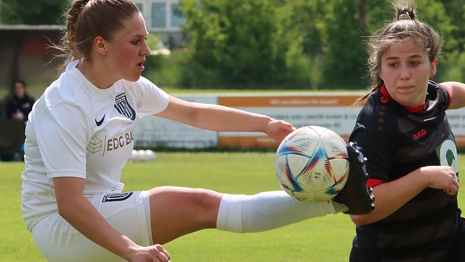 Waren häufig zuerst am Ball: Die Echingerinnen um Torschützin Katrin Schwentner (weißes Trikot) ließen den Gegnerinnen vor allem in der ersten Halbzeit kaum Platz.