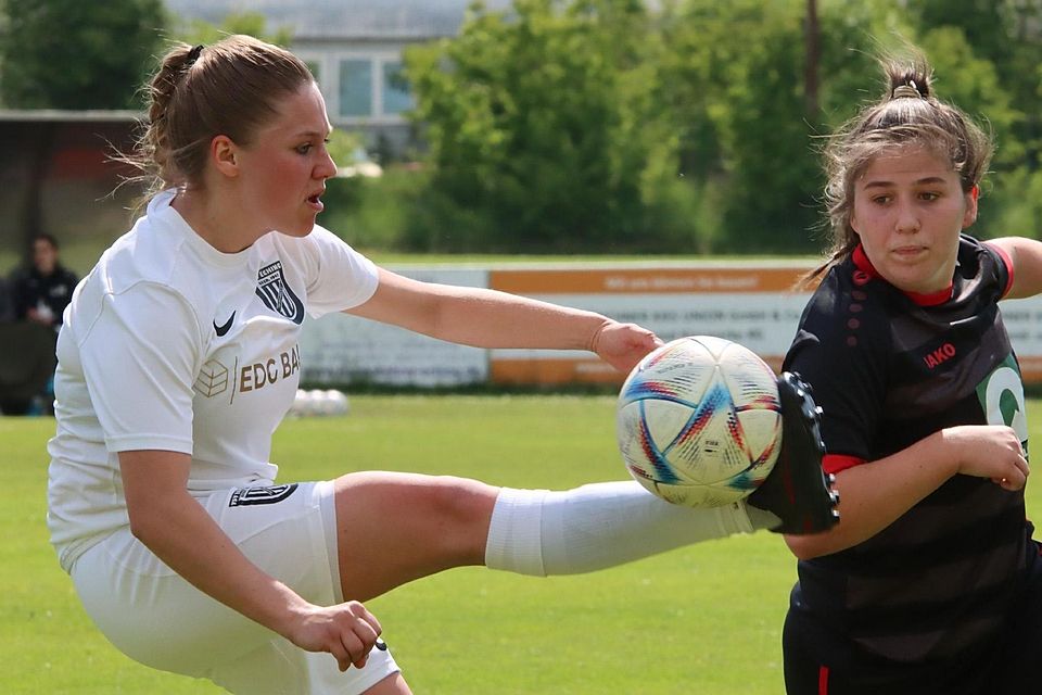 Waren häufig zuerst am Ball: Die Echingerinnen um Torschützin Katrin Schwentner (weißes Trikot) ließen den Gegnerinnen vor allem in der ersten Halbzeit kaum Platz.
