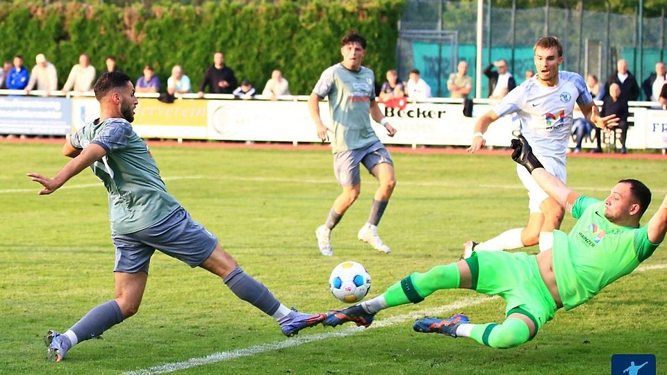 Zentimetersache: Belel Meslem ist den entscheidenden Schritt eher am Ball als SVG-Keeper Paul Simon und trifft zum goldenen 1:0.