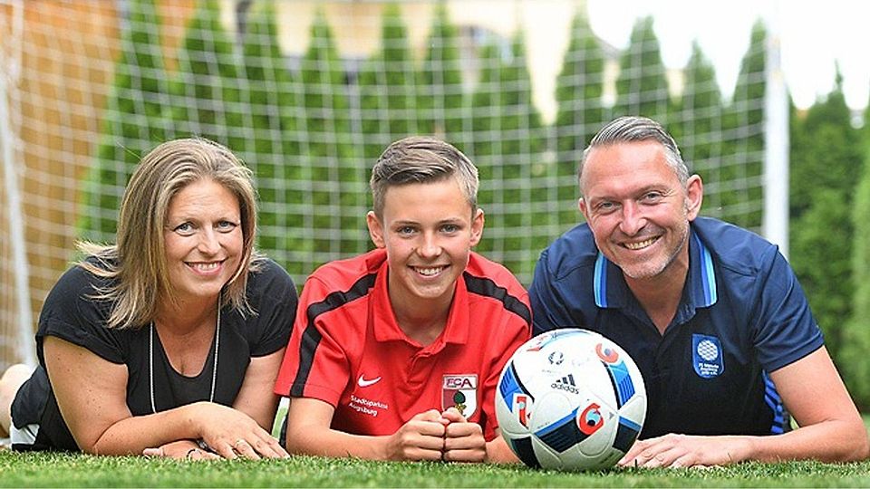 Ein Tor, ein Ball, eine Leidenschaft. Bei Brigitte, Fabian und Andreas Wessig dreht sich alles um Fußball. Der Sport taktet den Familienalltag.  Foto: Ulrich Wagner