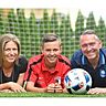 Ein Tor, ein Ball, eine Leidenschaft. Bei Brigitte, Fabian und Andreas Wessig dreht sich alles um Fußball. Der Sport taktet den Familienalltag.  Foto: Ulrich Wagner