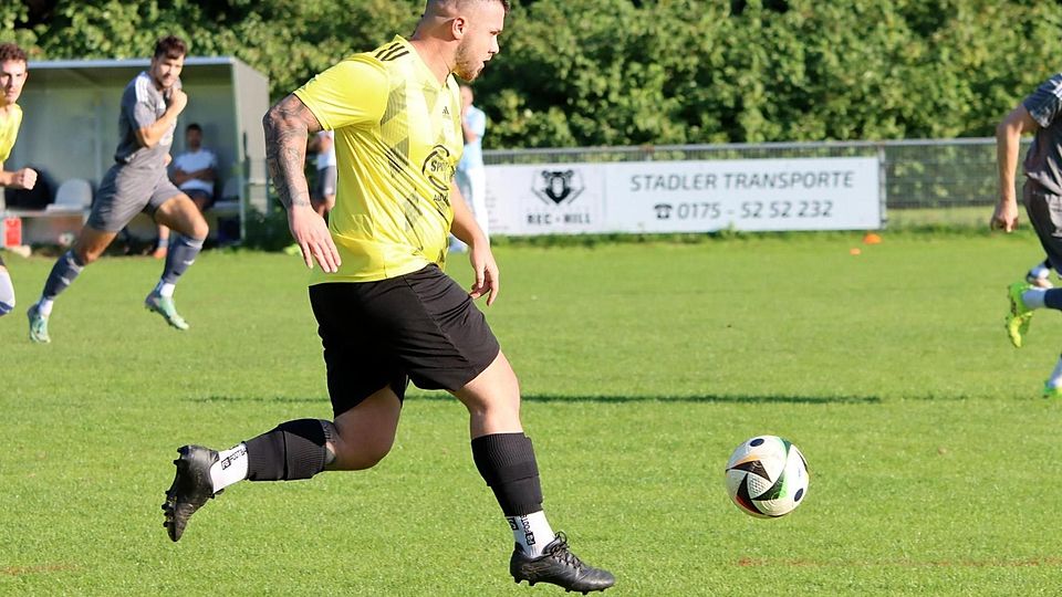 Kaum zu stoppen waren die Attenkirchener um Torschütze Flavius Staicu (am Ball) von den Kickern des SC Freising.