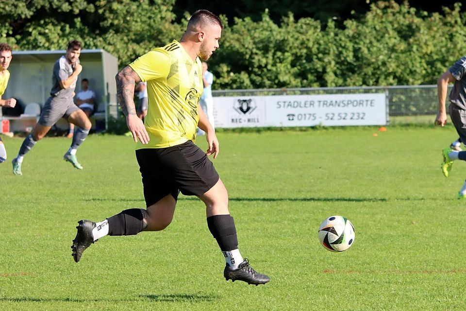 Kaum zu stoppen waren die Attenkirchener um Torschütze Flavius Staicu (am Ball) von den Kickern des SC Freising.