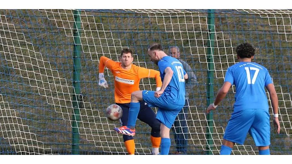 Zug zum Tor in der Fußball-Verbandsliga: Felix Baum vom FV Breidenbach nimmt Maß, Niklas Heupel (l.), Torhüter des SSC Burg stellt sich ihm in den Weg. © Jens Schmidt