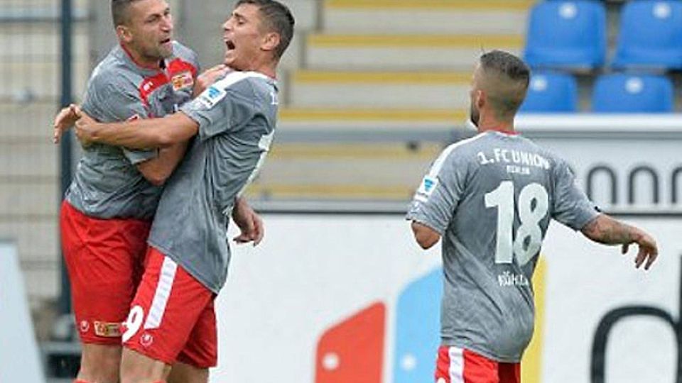 Vorlagengeber \"Tusche\" (l.) und Schütze Kreilach bejubeln das Tor zum 1:1-Ausgleich. Foto: City-Press