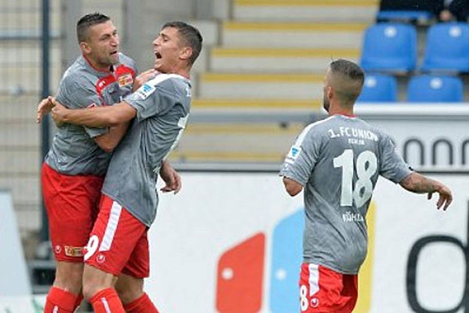 Vorlagengeber \"Tusche\" (l.) und Schütze Kreilach bejubeln das Tor zum 1:1-Ausgleich. Foto: City-Press Vorlagengeber \"Tusche\" (l.) und Schütze Kreilach bejubeln das Tor zum 1:1-Ausgleich. Foto: City-Press