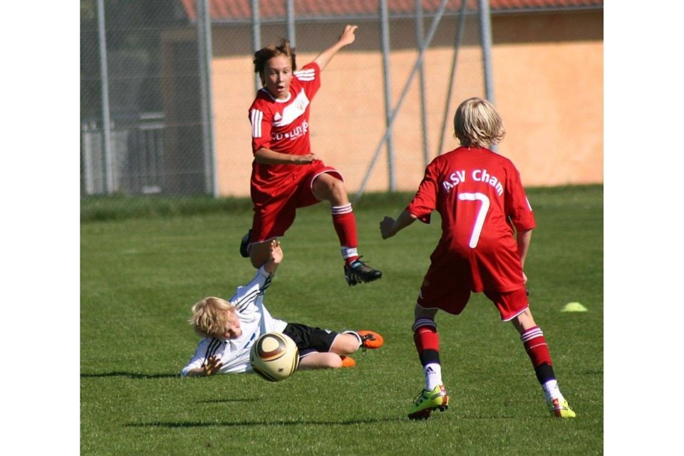 Die ASV Cham U13 springt vorerst auf Platz eins.