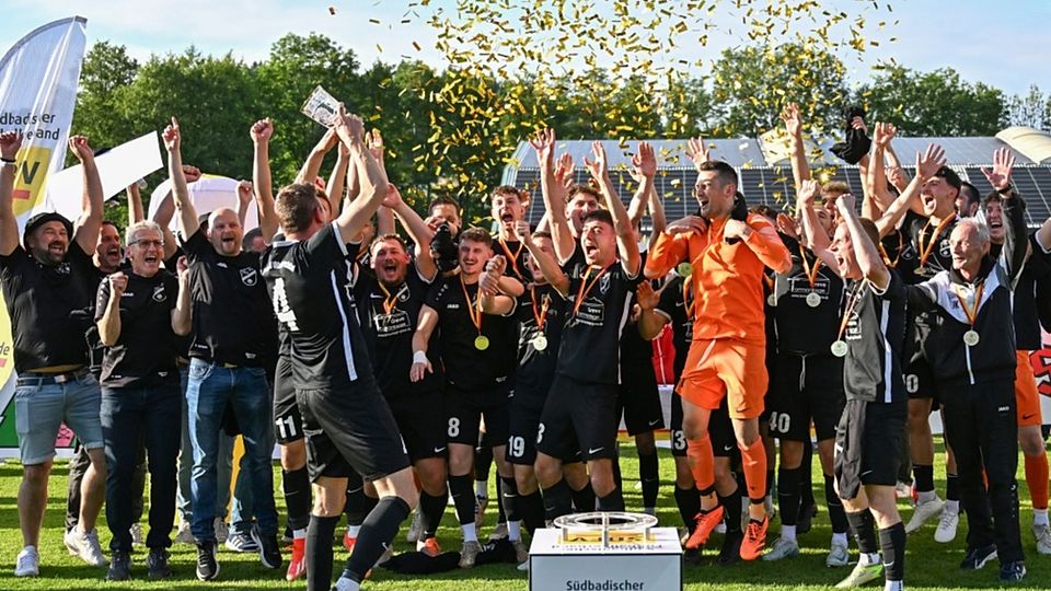 Jubel im Konfettiregen von Elzach: Kap...rechtal/Oberprechtal den Bezirkspokal. | Foto: Achim Keller Jubel im Konfettiregen von Elzach: Kapitän Maximilian Maier präsentiert den Fußballern der SG Prechtal/Oberprechtal den Bezirkspokal. 