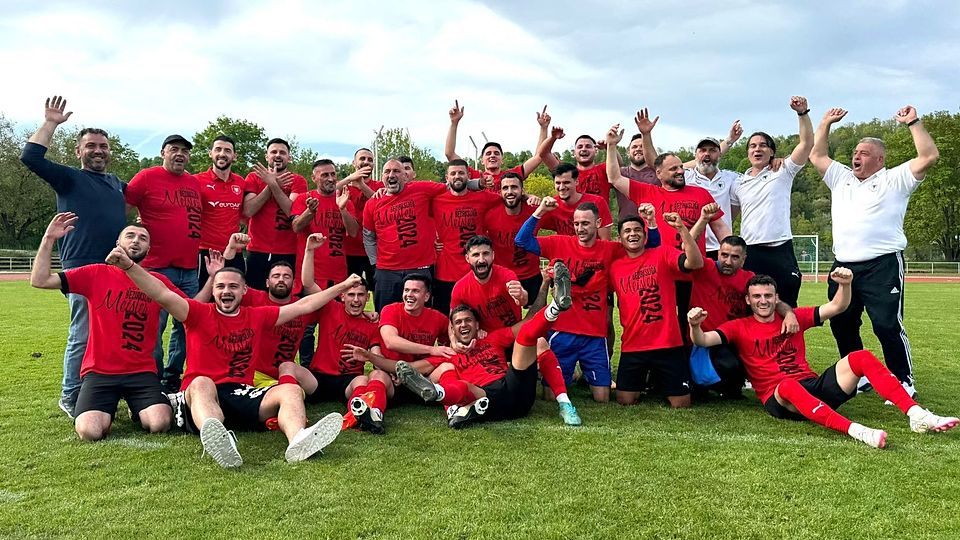 Das Meisterfoto: Gratulation an den FC Kosova zum erstmaligen Sprung in die Landesliga.