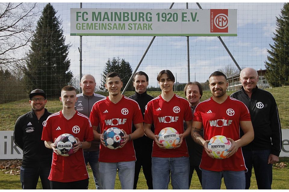 FC Vorsitzender Markus Stanglmair und Spielleiter Josef Rank freuen sich über die Neuzugänge und das Trainerteam um Chefcoach Andi Stadler (Mitte) 