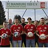 FC Vorsitzender Markus Stanglmair und Spielleiter Josef Rank freuen sich über die Neuzugänge und das Trainerteam um Chefcoach Andi Stadler (Mitte) 